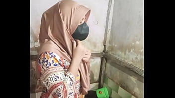 Mandi Sambil Memuaskan Diri Di Kamar Mandi