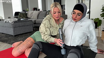 Aaliyah Yang Berhijab Diajari Emily Cara Melepas Lelah Usai Gym