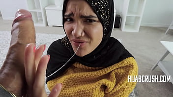Gadis Berhijab Tak Tahan Godaan Ayah Tirinya – Naudi Nala