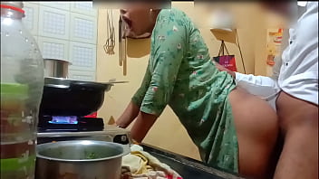 Istri Seksi India Digoyang Saat Masak