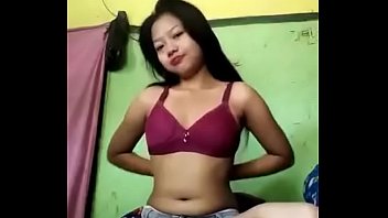 Siska Mengocok Memek Hingga Muncrat Deras