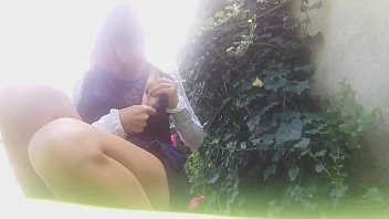 Menggoda Di Taman, Tanpa Celana Dan Kencing Di Rumput!