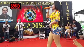 Sintya Riske Menggoda Dengan Gerakan Liar Di Atas Panggung