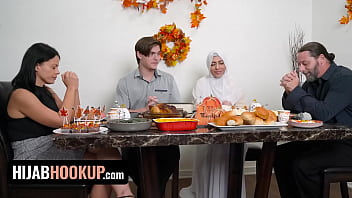 Gadis Muslimah Audrey Royal Rayakan Thanksgiving Dengan Bercinta Bergairah Di Atas Meja – Hijab Hookup