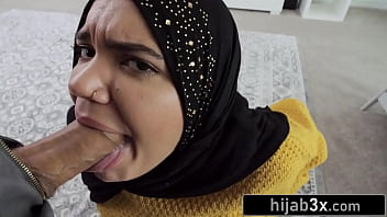 Gadis Berhijab Menggoda Kakak Tiri Dengan Kontol Besarnya Demi Uang (naudi Nala)