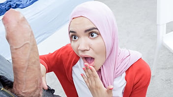 Adik Tiri Berhijab Rela Lakukan Apa Saja Demi Modal Dari Kakak Tirinya