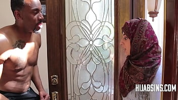 Mekar Malam: Hijab Merah Dan Noda Hitam Di Lorong Gelap