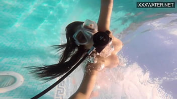 Amelie Bruna, Brunet Seksi Dengan Payudara Besar Di Kolam Renang