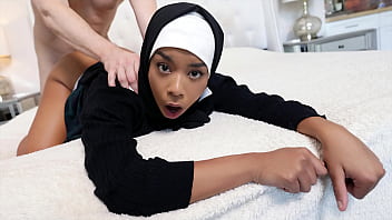 Putri Tiri Berhijab Rindu Dirasuki Hingga Ke Dalam