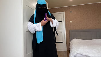 Istri Berhijab Menemukan Mainan Seks Saat Bersih-bersih Dan Jadi Bergairah