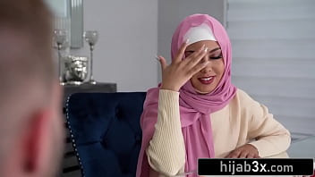 Gadis Muslim Mungil Bergairah Dengan Hijab Tetap Terpasang