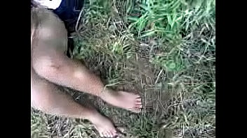 Main Di Kebun Sambil Mesra