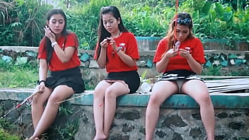 Mengintip Rok Mini Si Jalang Saat Memancing Bareng Teman