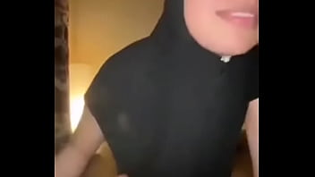 Menggoda Memek Ketat Dengan Kontol Besar Dan Jilbab