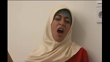 Gadis Berhijab Arab Yang Menggoda
