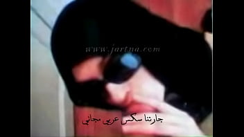 Gadis Arab Menggoda Dengan Hijab Saat Memberi Blowjob