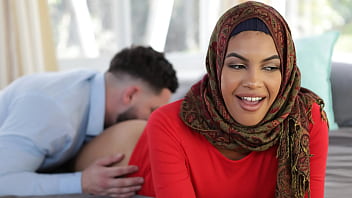 Kakak Tiri Mengajari Adik Berhijab Cara Memuaskan Pria