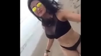 Mahasiswa Berlari Di Pantai Dengan Gairah Membara