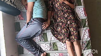 Desi Bhabhi Shivani Menggoda Devar Tidur Lalu Menunggangnya Dengan Pose Amazon Yang Menggairahkan.