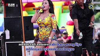 Dua Penyanyi Cantik Goyang Liar Di Panggung Dikelilingi Pria