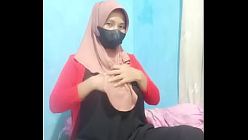 Gadis Berhijab Merangsang Diri Dengan Dildo Hingga Klimaks