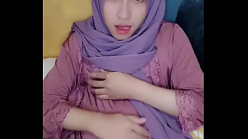 Gadis Berhijab Menikmati Sensasi Sendiri