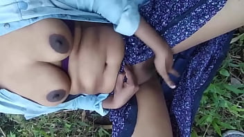 Saatiku Telanjang Di Sawah, Memamerkan Memek Yang Menggoda