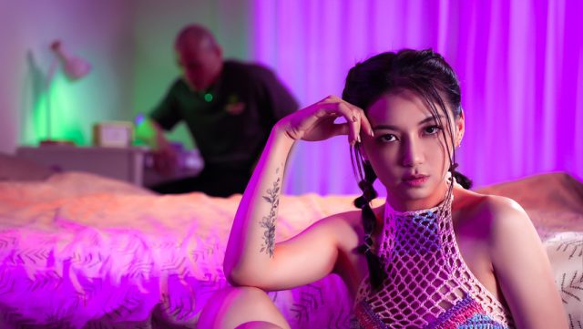 Gadis Asia Menggoda Dengan Suara Menggairahkan