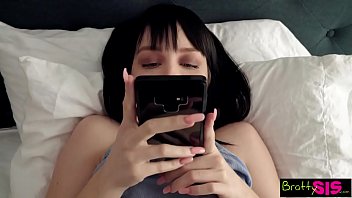 Kakak Tiri Menggoda Setelah Temukan Foto Alat Adik Tiri