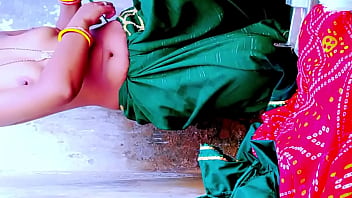 Desi Bhabhi Kurta Utha Kar Apni Patli Kamar Aur Gehri Nabi Dikhati Hua