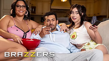 Ashlyn Peaks & Chloe Surreal Menggoda Crush Mereka Untuk Malam Film Yang Berujung Panas