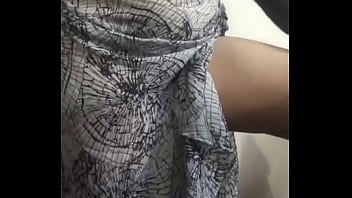 Istri India Yang Menggoda Memainkan Tubuhnya