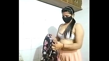 Video Panas Bhabhi Pamer Payudara Besar Jadi Viral