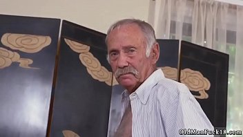 Nenek Rayakan Ciuman Perdana Dengan Pria Muda Dan Beruang Tua Di Selatan