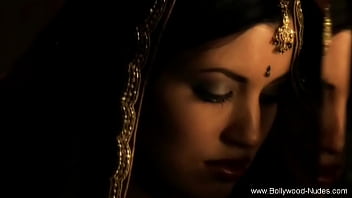 Gerakan Penari India Yang Menggoda Dalam Momen Sensual