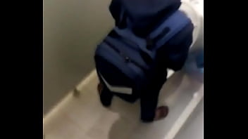 Merekam Diam-diam Mahasiswa Buang Air Kecil