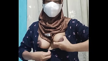 Gadis Berhijab Cantik Bermasturbasi Saat Rumah Sepi