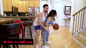 Gadis Brunet Seksi Minta Bantuan Kakak Tiri Main Bola Basket