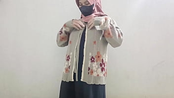 Gadis Berhijab Memuaskan Diri Dengan Mentimun