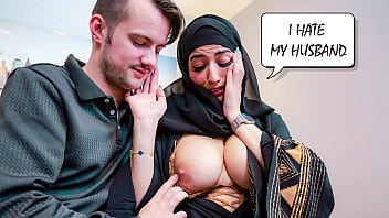 Pemungut Utang Menggoda Istri Muslim Untuk Melunasi Pinjaman – Aaliyah Yasin, Marcus London, Sam Bour