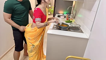 Istri Berpantat Besar India Sangat Bergairah Saat Memasak