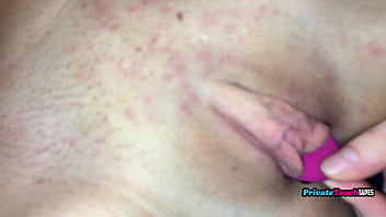 Gadis Rusia Pirang Manis Memainkan Memek Ketatnya Dengan Vibrator Pink