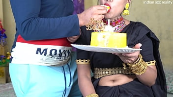 Peringatan Hari Lahir Ibu Tiri India Dengan Gairah
