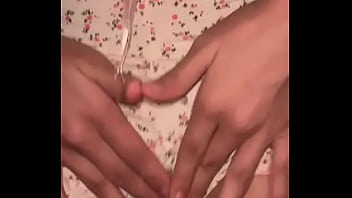 Dewi Berjilbab Muslim Merangsang Klitoris Basahnya Dan Memuaskan Vaginanya Dengan Jari-jari Liar
