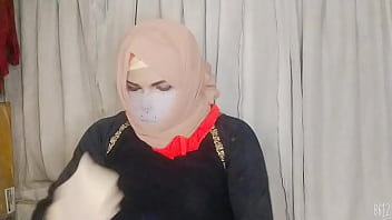 Gadis Berjilbab Mengikat Diri Dengan Nafsu