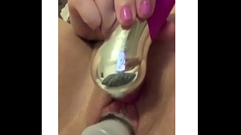 Model Kelas Atas Bercinta Dengan Dua Vibrator Dan Dildo – Sensasi Penetrasi Ganda Yang Menggairahkan