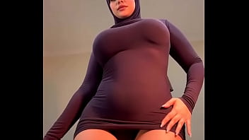 Gadis Berjilbab Yang Seksi Menggoyangkan Tubuhnya Dengan Penuh Gairah