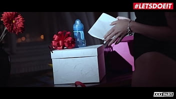Gadis Rusia Seksi Rayakan Ulang Tahun Dengan Bercinta Panas Bersama Sugar Daddy Spanyolnya