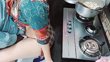 Istri India Sibuk Memasak Sementara Lubang Pantatnya Ditembus Oleh Suami Yang Rela Menjadi Cuckold Dengan Audio Hindi Yang Jelas