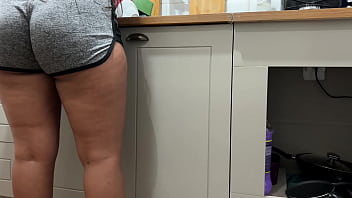 Cunhada Safada Surpreendida Na Pia Com As Mãos Na Água
